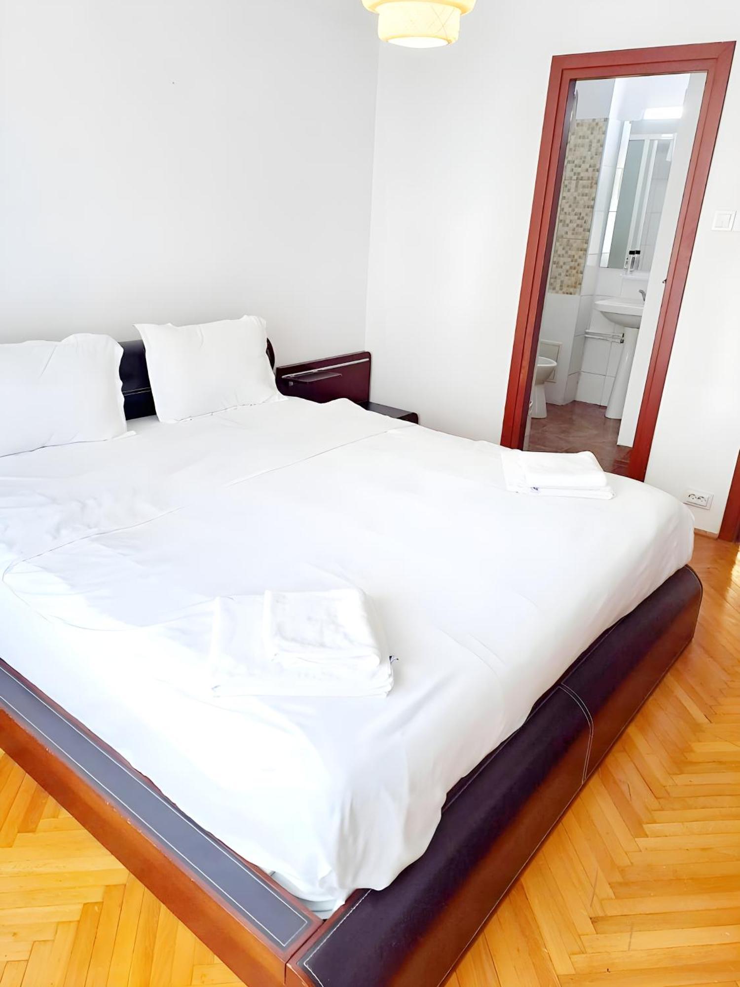 Tranquil Unirii Residence - Elegant & Spacious Living With Parking Steps From Parliament Βουκουρέστι Εξωτερικό φωτογραφία